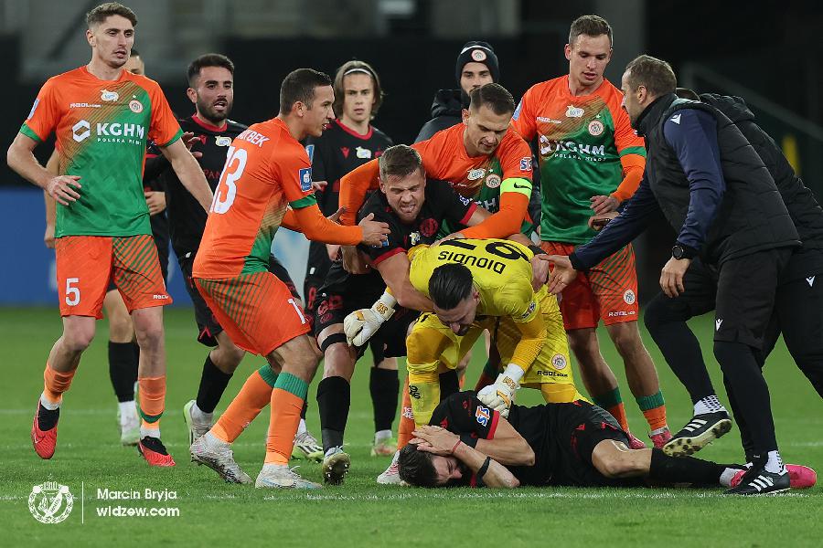 Bramkarz Zag Bia Surowo Ukarany Za Atak Na Pi Karza Widzewa Widzew